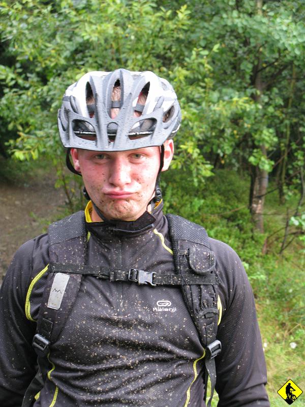 foto 160.jpg - Marcin wyraźnie zadowolony. Fajnie nie? Do N.Sącza Juras łapie jeszcze kapcia. Defekt nie zawsze oznacza coś złego - dzięki uprzejmości lokalnego Quad'owca, mamy okazję wymyć rowery z błota!!